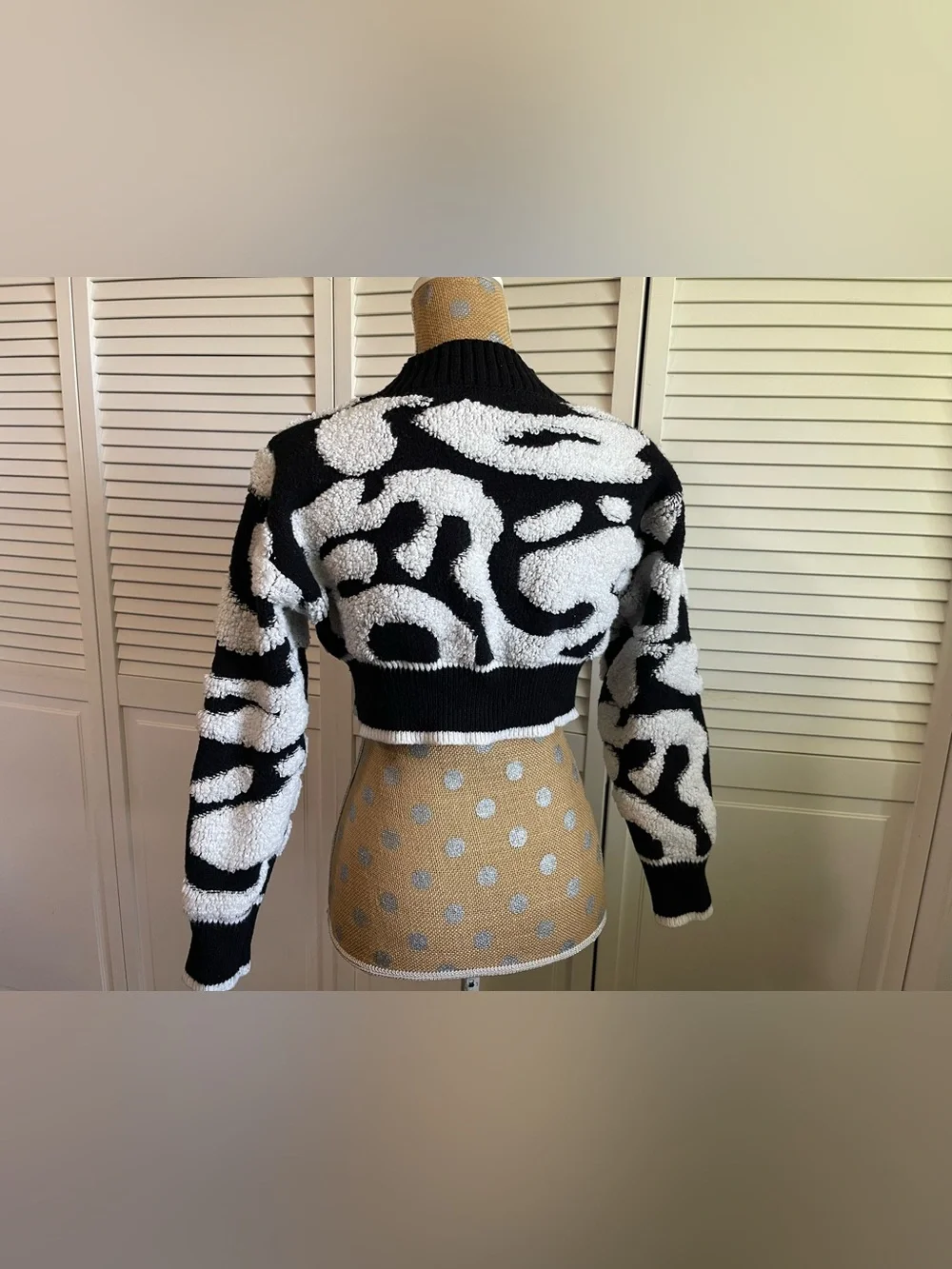 Daisy Crop button down long sleeve sweater, black and white size small - Picture 5 of 6